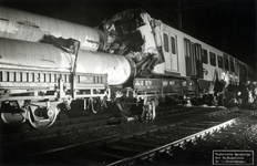 155674 Afbeelding van de ravage na de botsing van het electrische treinstel nr. 805 (Mat 1964, Plan V) van de N.S. met ...